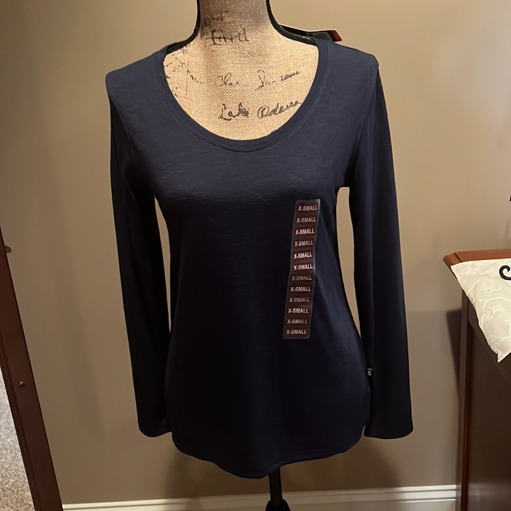 GAP WOMENS LONG SLEEVE TEE IN SZ XS…MIDNIGHT COLOR…NEW WITH TAGS…NICE!!!